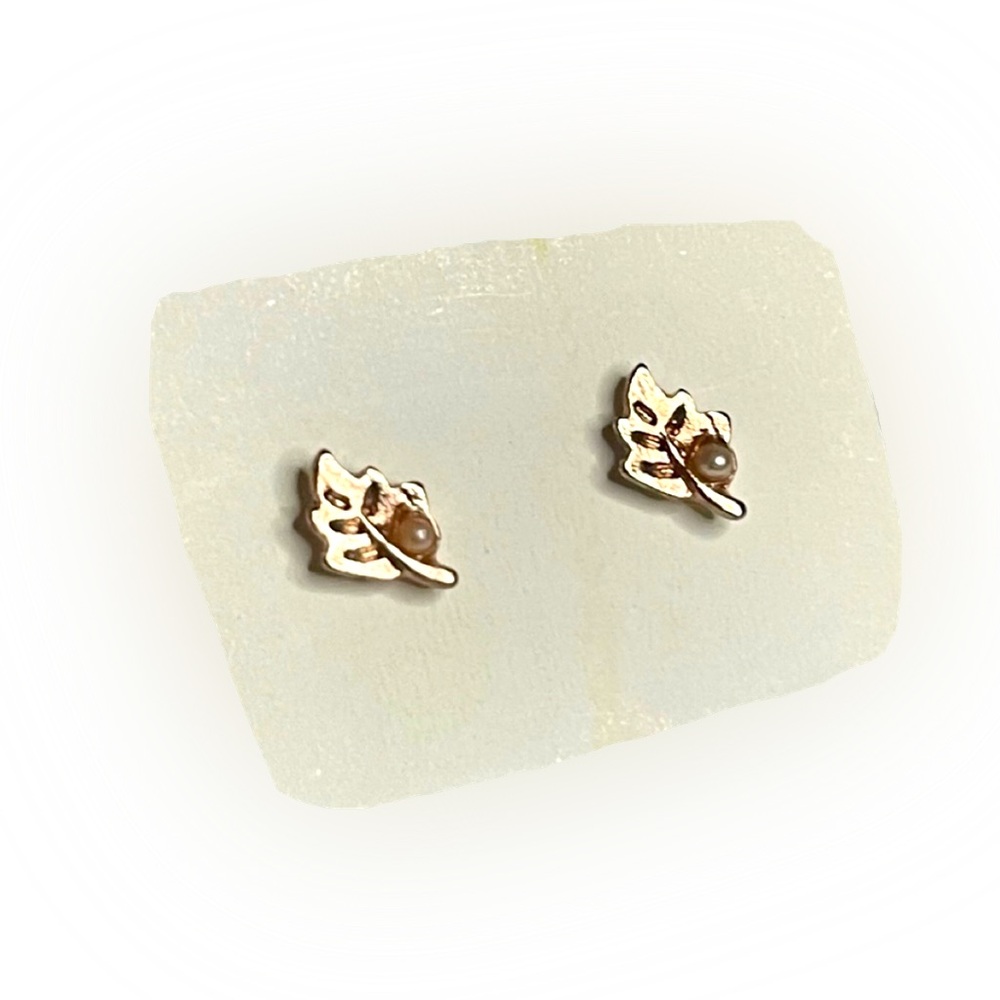 Vintage 10k Gold Womans Leaf Floral Petite Tiny Freshwater Pearl Stud Earrings - Picture 2 of 9
